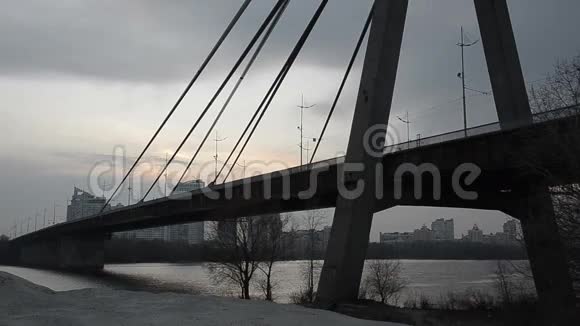 桥河落日城视频的预览图
