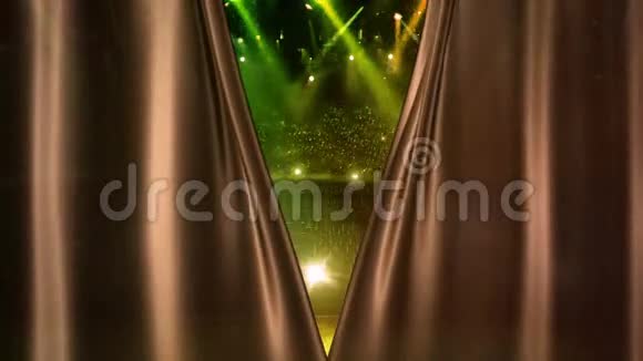 棕色窗帘在音乐会舞台上开幕视频的预览图
