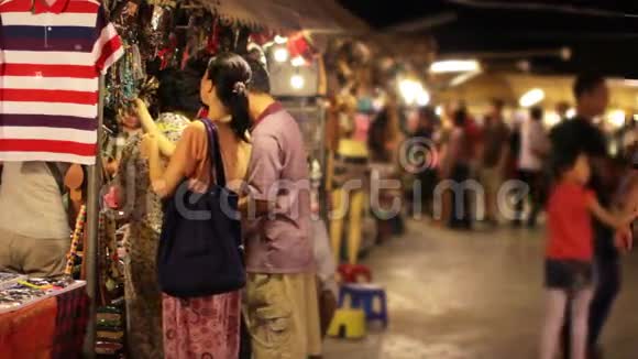 中国女青年在亚洲夜市购物视频的预览图