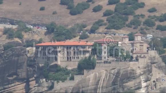希腊梅塔修道院和游客视频的预览图