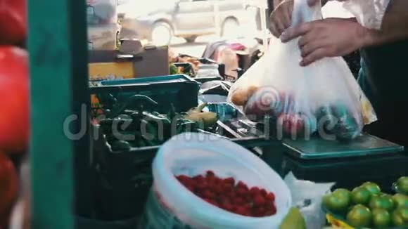 水果和蔬菜市场视频的预览图