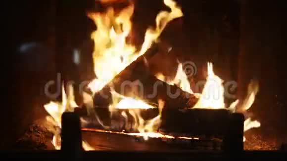 关上壁炉里燃火柴视频的预览图