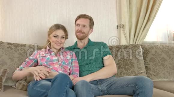 快乐的白种人夫妇在室内视频的预览图