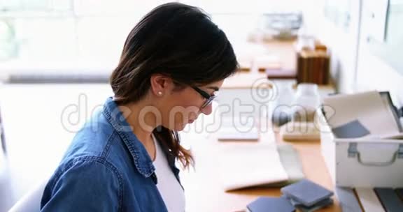 女性主管在办公桌上工作视频的预览图