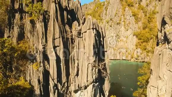 鸟瞰双泻湖大海海滩热带岛屿菲律宾巴拉望布桑加视频的预览图