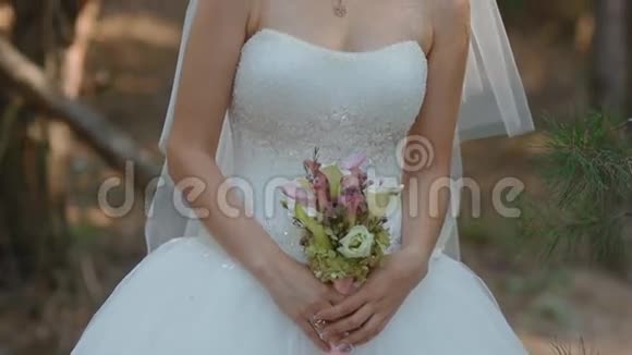 新娘举行婚礼花束视频的预览图