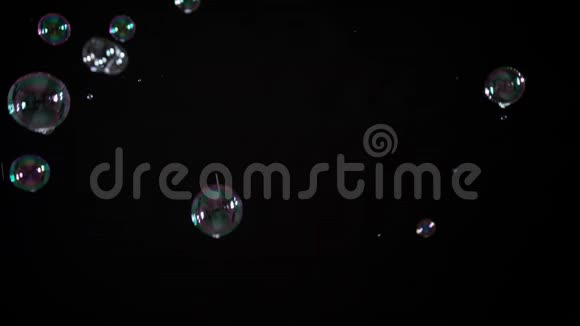 在黑色背景上浸泡气泡视频的预览图