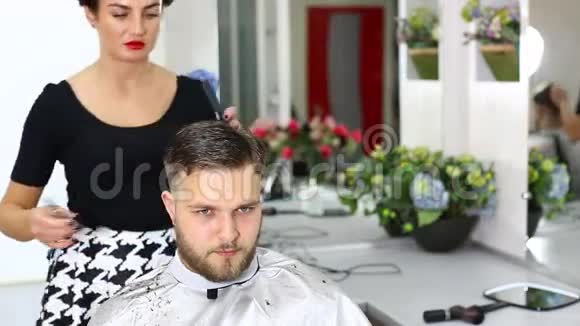 理发店的年轻人视频的预览图