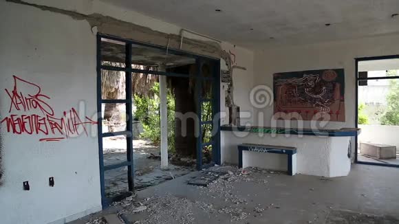 废弃旅馆的内部视频的预览图