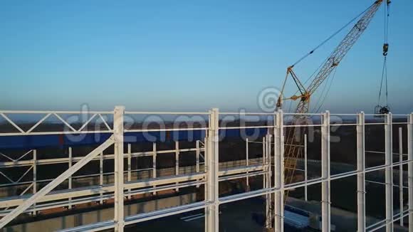 建造一个大型工厂工业外部从空中俯瞰全景建筑工地金属结构视频的预览图