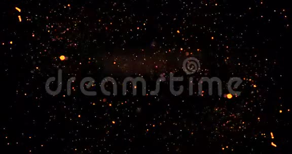 金色闪光的气泡颗粒在黑色的背景上闪闪发光喜庆的新年假期视频的预览图