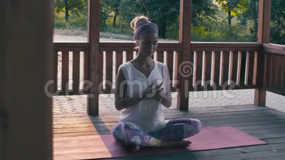 迷人的女人在日落时做瑜伽体式视频的预览图