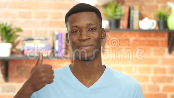 黑人青年竖起大拇指视频的预览图