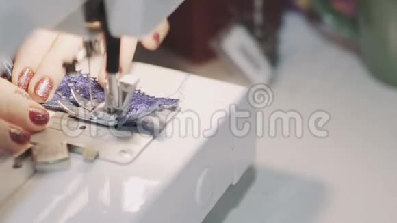 在缝纫机上工作的女性手的特写镜头年轻女性概念设计师在家里做缝纫机时尚视频的预览图