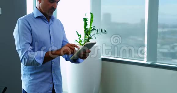 男性高管使用数码平板电脑视频的预览图