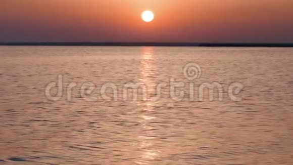 日落时金色的水面视频的预览图