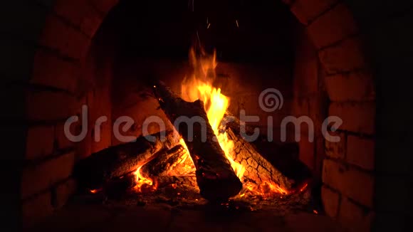 火在壁炉里燃烧为了取暖而燃烧视频的预览图