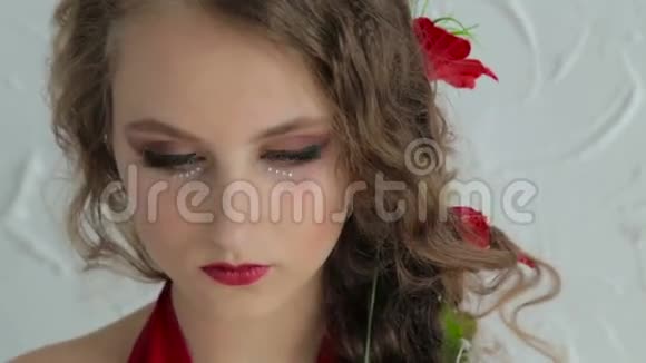 神秘女孩的肖像有创意的化妆和优雅的发型视频的预览图