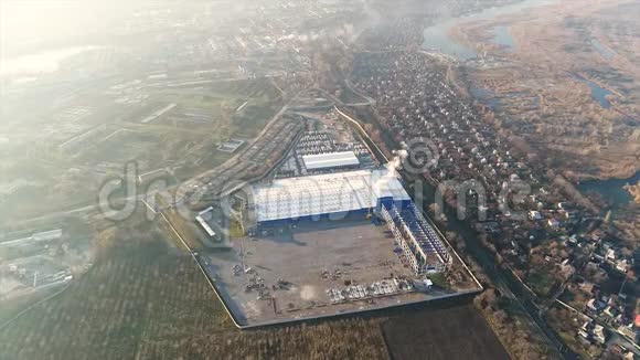 建造大型工厂或工厂工业外部从空中全景建筑工地金属视频的预览图