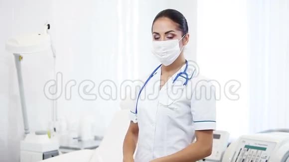 美丽的黑发女医务工作者视频的预览图
