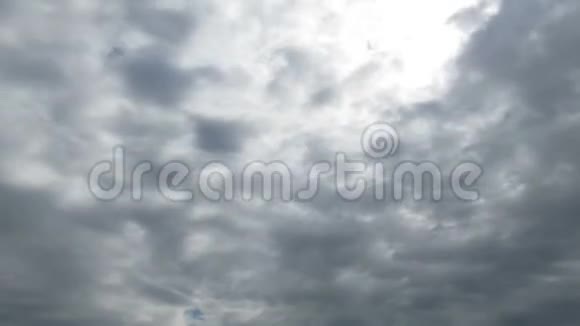云彩在蓝天上移动阳光灿烂时间流逝视频的预览图