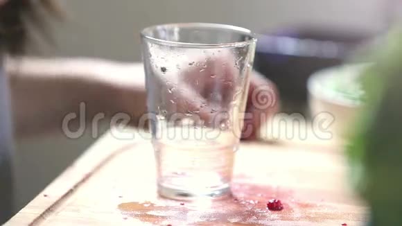 将水果冰沙倒入玻璃的特写镜头视频的预览图