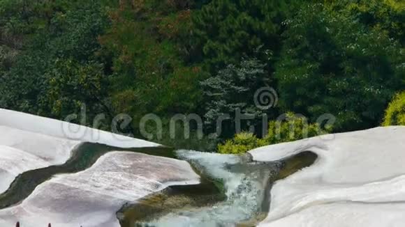 巨石山上的河流视频的预览图