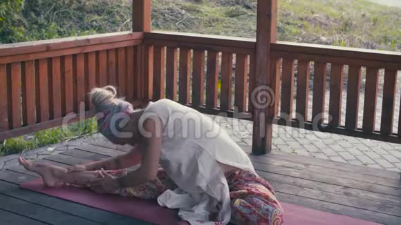 有魅力的女人做瑜伽练习视频的预览图