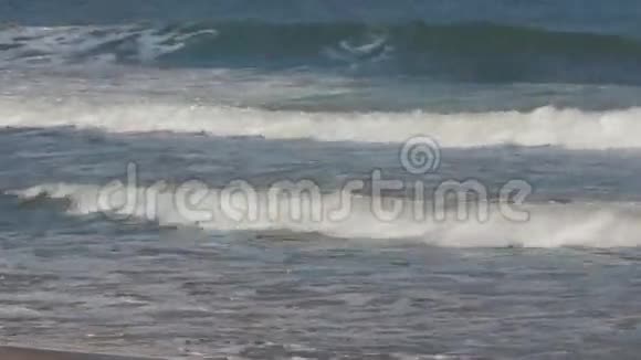 保加利亚黑海十月波浪视频的预览图