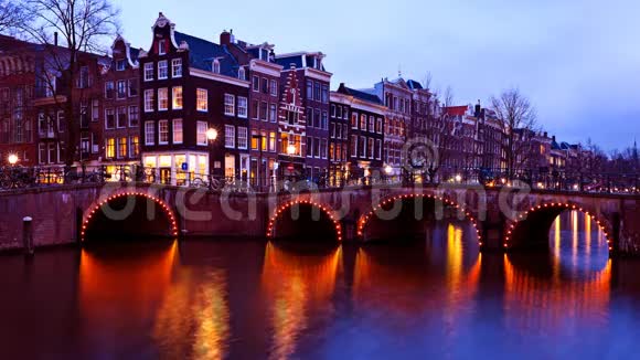 日落时分从荷兰阿姆斯特丹出发的城市风景视频的预览图
