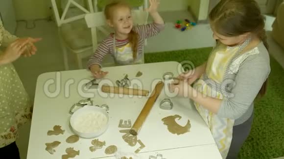 两个孩子捏面团一起做饼干视频的预览图