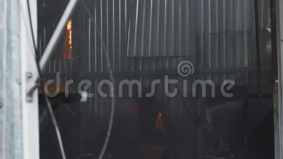 开火消防员用水灭火外部市场着火了视频的预览图
