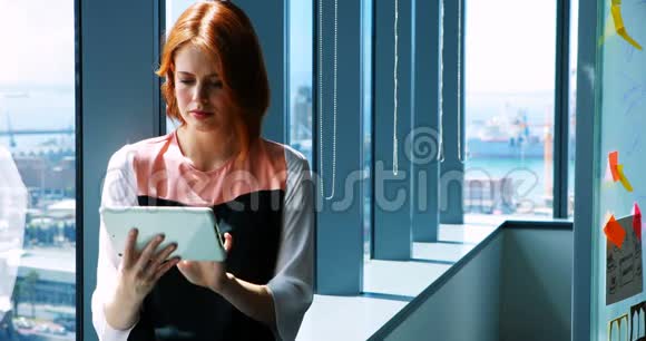 女性高管使用数码平板电脑视频的预览图