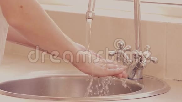 女人在水槽里洗手视频的预览图