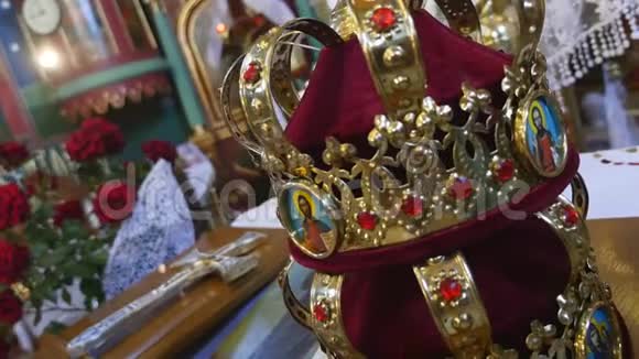 婚礼的教堂属性金冠在祭坛上神父的属性教堂内部视频的预览图