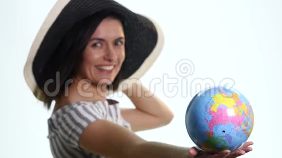 女人拿着全球孤立的白色背景视频的预览图