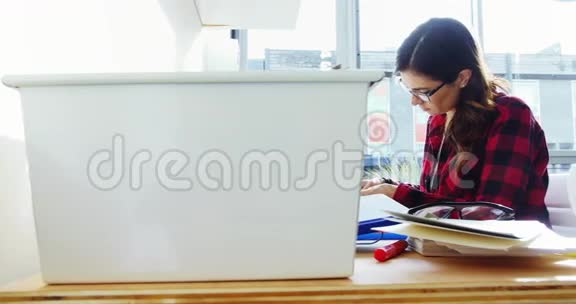 女性主管在办公桌上工作视频的预览图