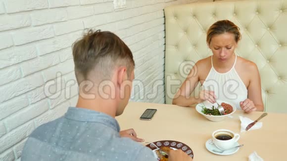 一对在咖啡馆男女约会4k慢动作视频的预览图