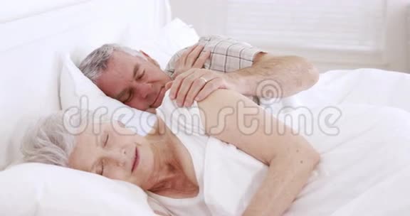 年长夫妇睡在床上视频的预览图