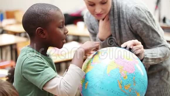 学生和老师看地球仪视频的预览图