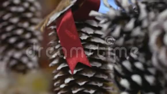 节日装饰设计师装饰师的工作在圣诞节前夕视频的预览图