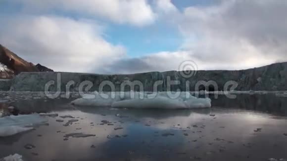 斯瓦尔巴德北冰洋海水背景下的海岸冰川视频的预览图