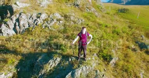 从站在悬崖上的年轻徒步旅行者乘坐4K飞机视频的预览图