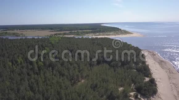加贾河拉脱维亚排入波罗的海空中无人机顶视图4KUHD视频视频的预览图