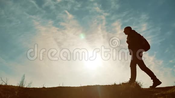 旅游旅行者徒步旅行者的剪影男人带背包男人在日落时的剪影男人在户外视频的预览图