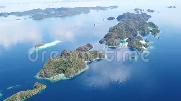 RajaAmpat平静的水和岩石岛屿空中飞行视频的预览图