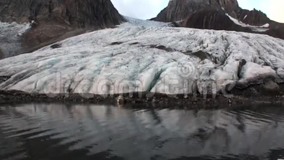 斯瓦尔巴德北冰洋海水背景下的海岸冰川视频的预览图