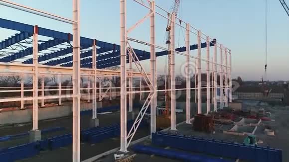 建造一个大型工厂工业外部全景建筑工地金属结构建筑视频的预览图