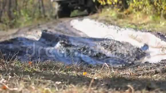 SUV卡在泥里试图进去视频的预览图