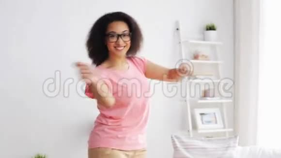 快乐的非裔美国年轻女子在家跳舞视频的预览图